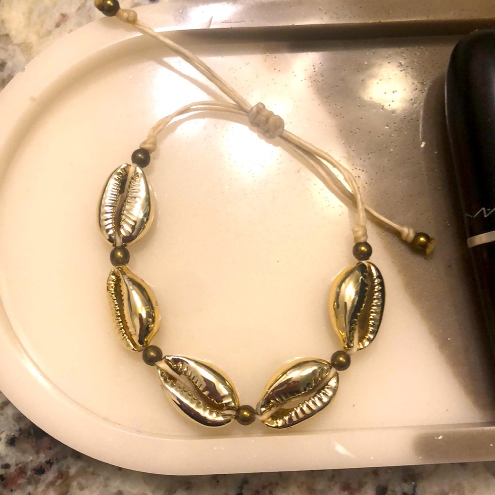 Adjustable shell bracelet